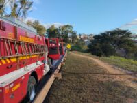 Bombeiros de  Lafaiete combatem incêndio em vegetação próximo a área de preservação ambiental