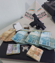 Polícia  encontra R$ 42 mil,  arma, munições e computador em apartamento de autor de furto de veículo.