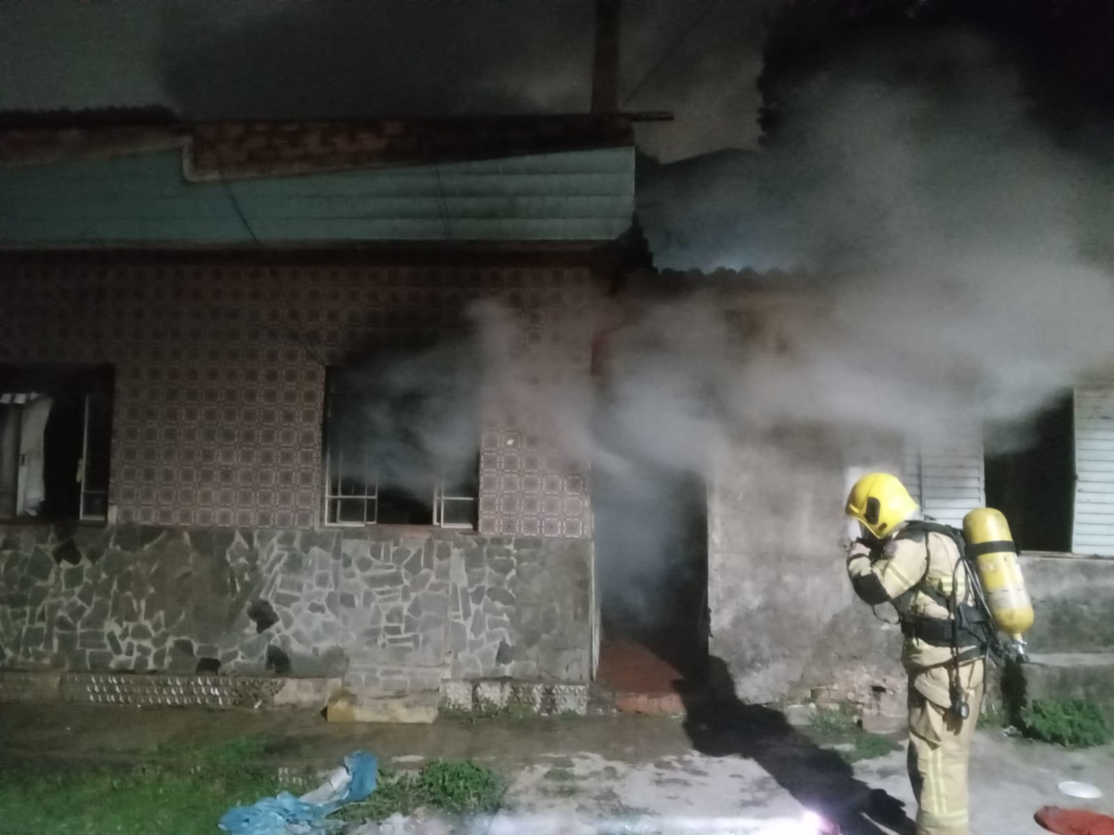 Vela acesa pode ter causado incêndio em residência no bairro São Geraldo em Lafaiete.