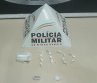 Homem é preso com 11  papelotes e uma pedra de cocaína no bairro Paulo VI em Lafaiete.