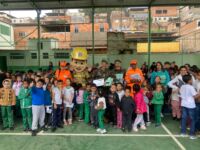Soldados do Corpo de Bombeiros Militar de Lafaiete recebem homenagem dos alunos da Escola Jadir Pinto de Azevedo