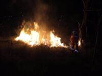 Bombeiros combatem incêndio próximo a universidade