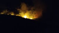 Bombeiros combatem incêndio em vegetação às margens da MGC 383.