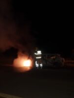 Veículo pega fogo em rodovia
