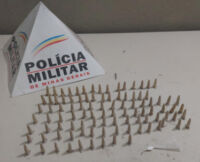 Polícia apreende 99 pinos de cocaína no bairro Nossa senhora da Guia em Lafaiete.
