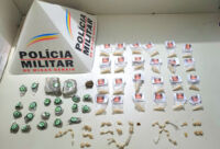 Homem é preso com 43  pedras de crack, 24 pinos de cocaína, 20 buchas e 2 tabletes de maconha em Carandaí.