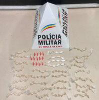 Polícia Militar apreende 135 papelotes de crack, 15 papelotes e 13 pinos de cocaína no bairro São Sebastião em Lafaiete