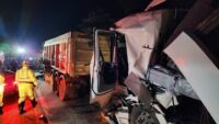 Três pessoas morrem em acidente envolvendo  Gol, carreta  2 carretas Scania.