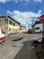 Duas pessoas ficam feridas após acidente entre  motocicletas  no bairro Rochedo  em Lafaiete