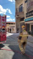 Bombeiros combatem incêndio em oficina mecânica em Lafaiete