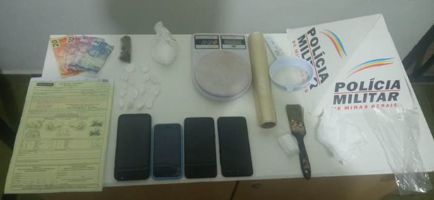 Traficantes são presos com barra de maconha e papelotes decocaína