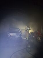 Incêndio em galpão destrói 4 veículos