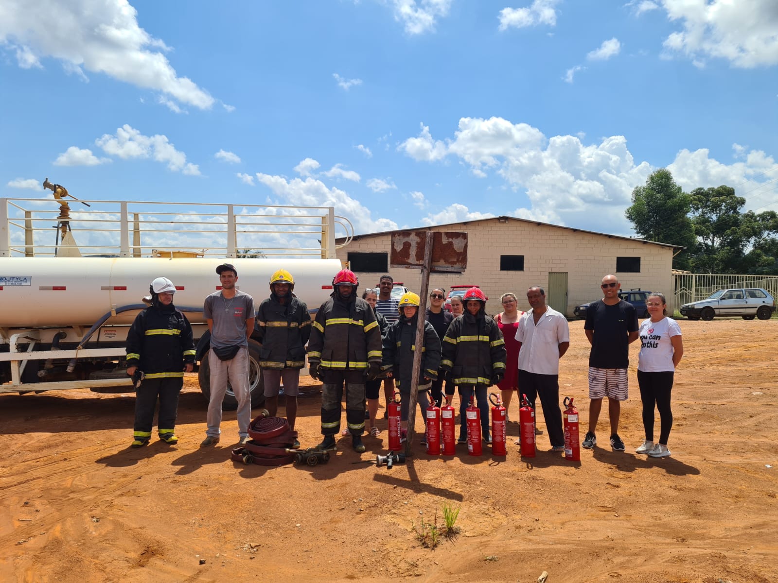 Corpo de Bombeiros realiza treinamento de combate a incêndio em São tiago