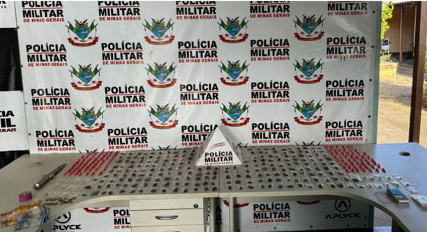 Polícia apreende 175 pinos de cocaína, 270 buchas de maconha e 56 pedras de crack no bairro São Francisco em Ouro Branco.