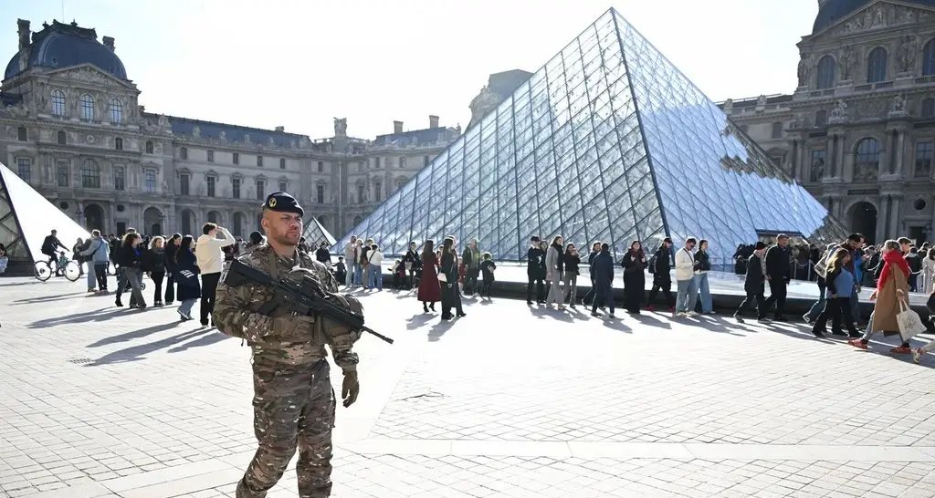 Roubo de joias no Louvre: dois novos suspeitos acusados - Imagem do artigo