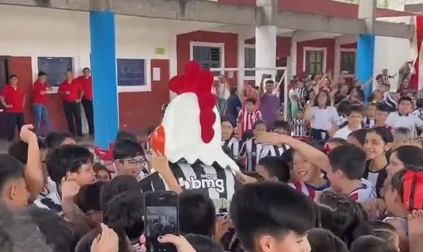 Instituto Galo visita escola no Paraguai e doa 2 mil brindes - Imagem do artigo