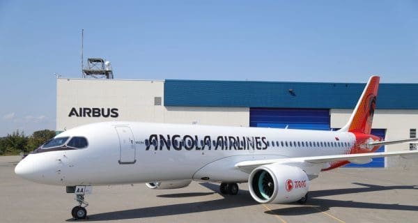 Airbus A220-300 da Taag estreia no Dubai Airshow 2025 - Imagem do artigo