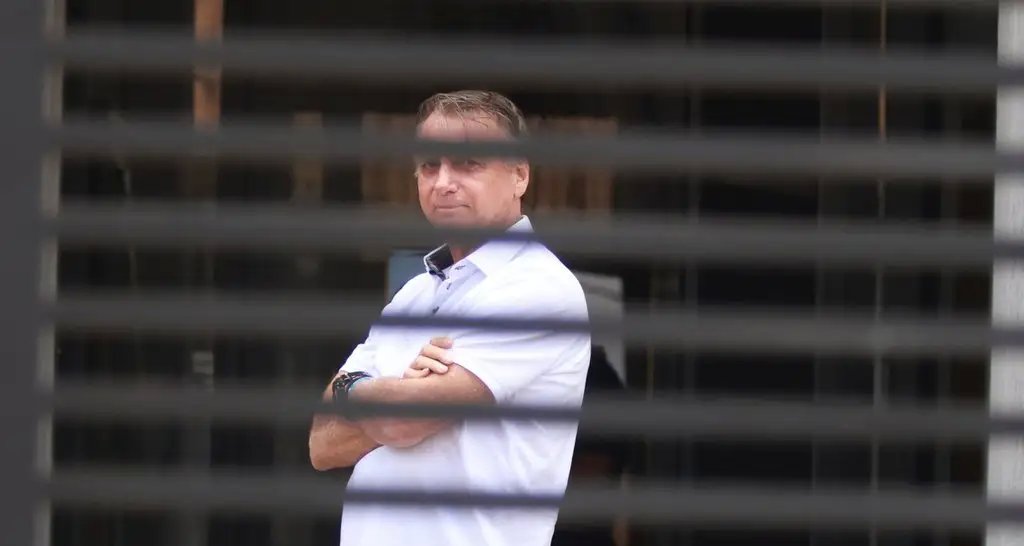 Bolsonaro inicia prisão de 27 anos por tentativa de golpe - Imagem do artigo