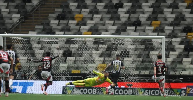 Everson lamenta empate e reforça meta de G8 no Atlético - Imagem do artigo