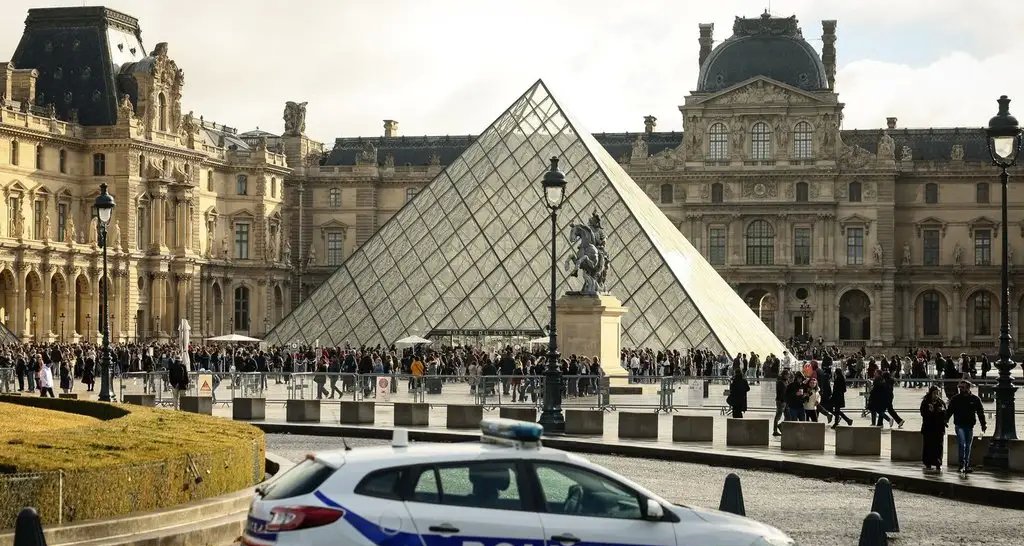 Roubo de joias no Louvre: polícia prende mais 4 suspeitos - Imagem do artigo