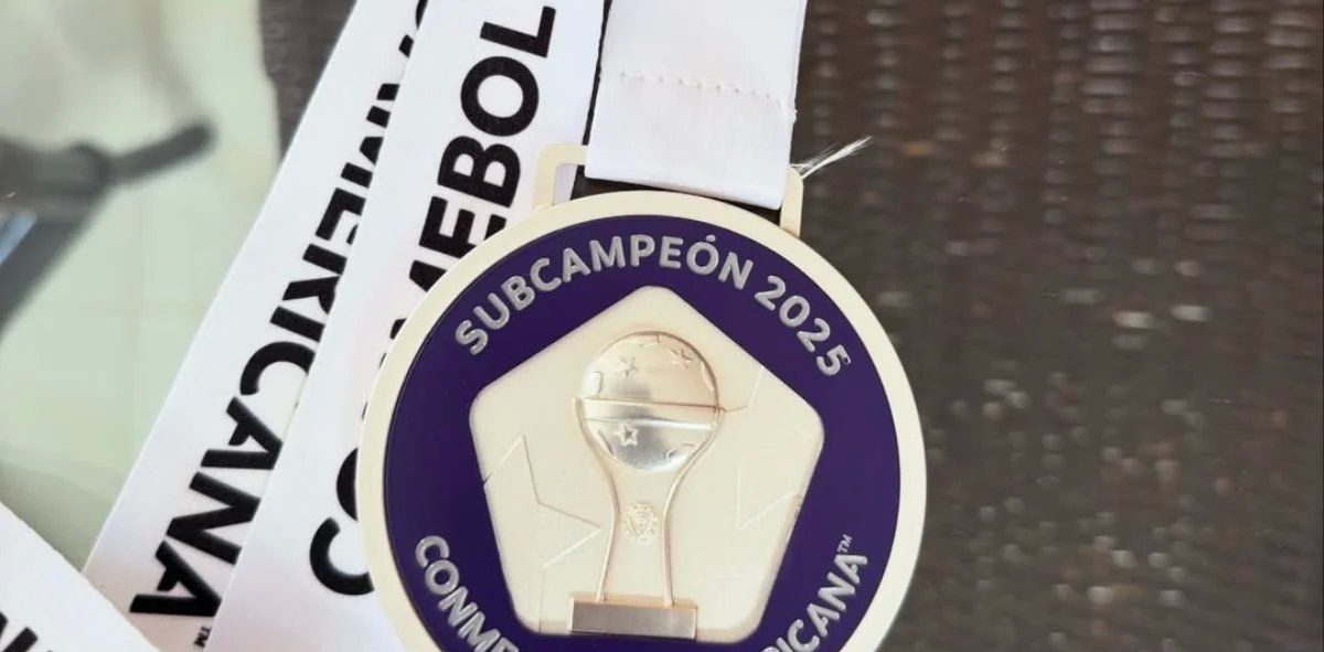 Fausto Vera exibe medalha de vice-campeão da Sul-Americana - Imagem do artigo