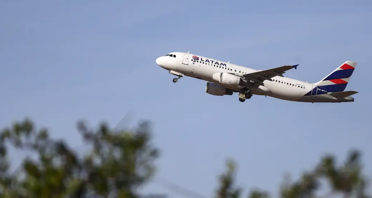 Procon investiga Latam por restrição de banheiro a premium - Imagem do artigo