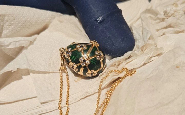 Ovo Fabergé recuperado após suspeito engolir joia - Imagem do artigo