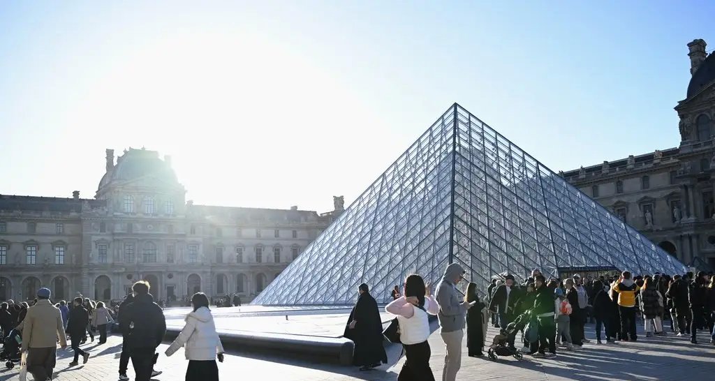 Vazamento no Louvre danifica centenas de livros raros - Imagem do artigo