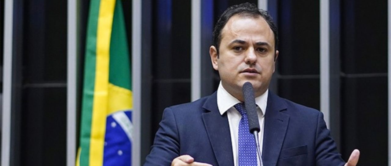 Deputado retirado à força da Câmara após protesto - Imagem do artigo