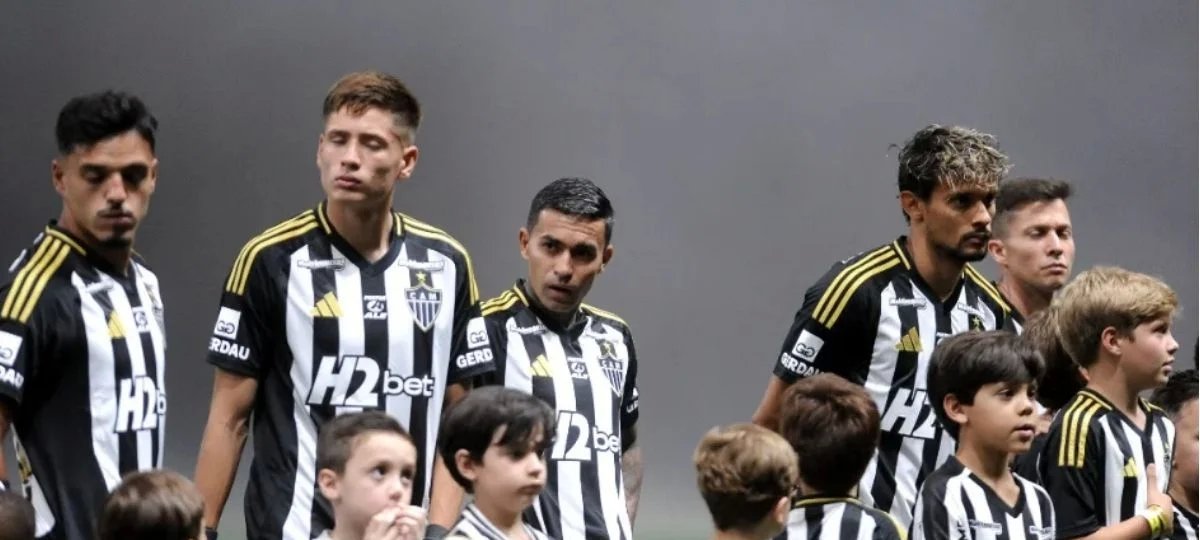 Ivan Román faz cirurgia na mão e tranquiliza torcida - Imagem do artigo