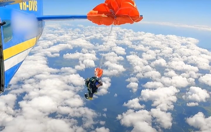 Paraquedista preso em avião a 4,5 mil m faz pouso seguro - Imagem do artigo
