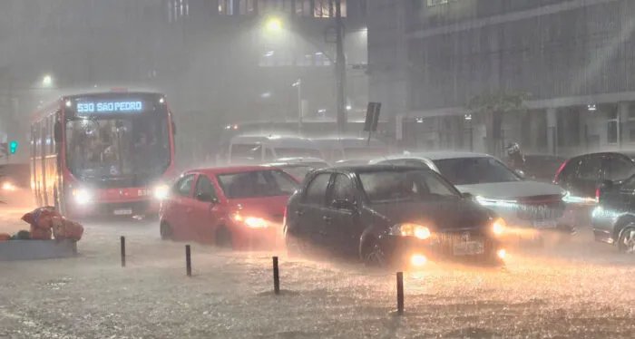 Cratera em Juiz de Fora causa transtornos após chuvas - Imagem do artigo