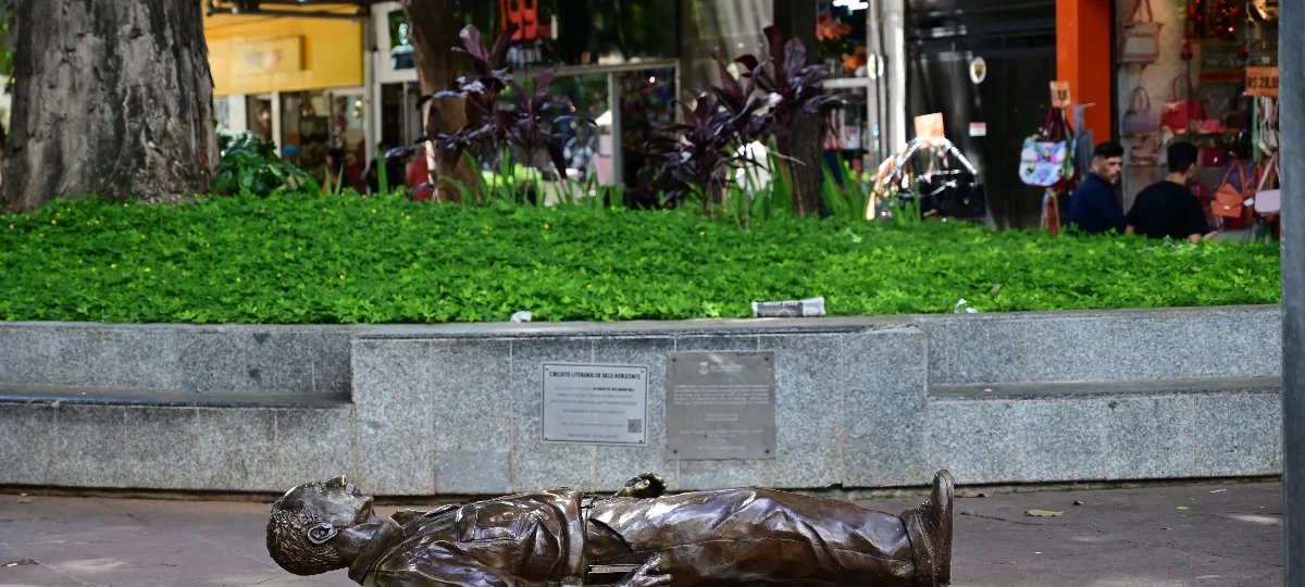 Estátua de Roberto Drummond é derrubada na Savassi - Imagem do artigo
