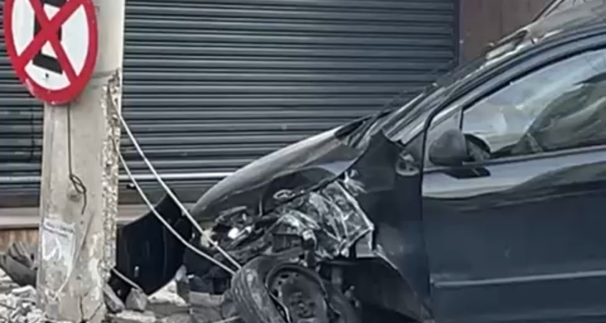Carro colide contra poste e corta luz de 223 em Juiz de Fora - Imagem do artigo