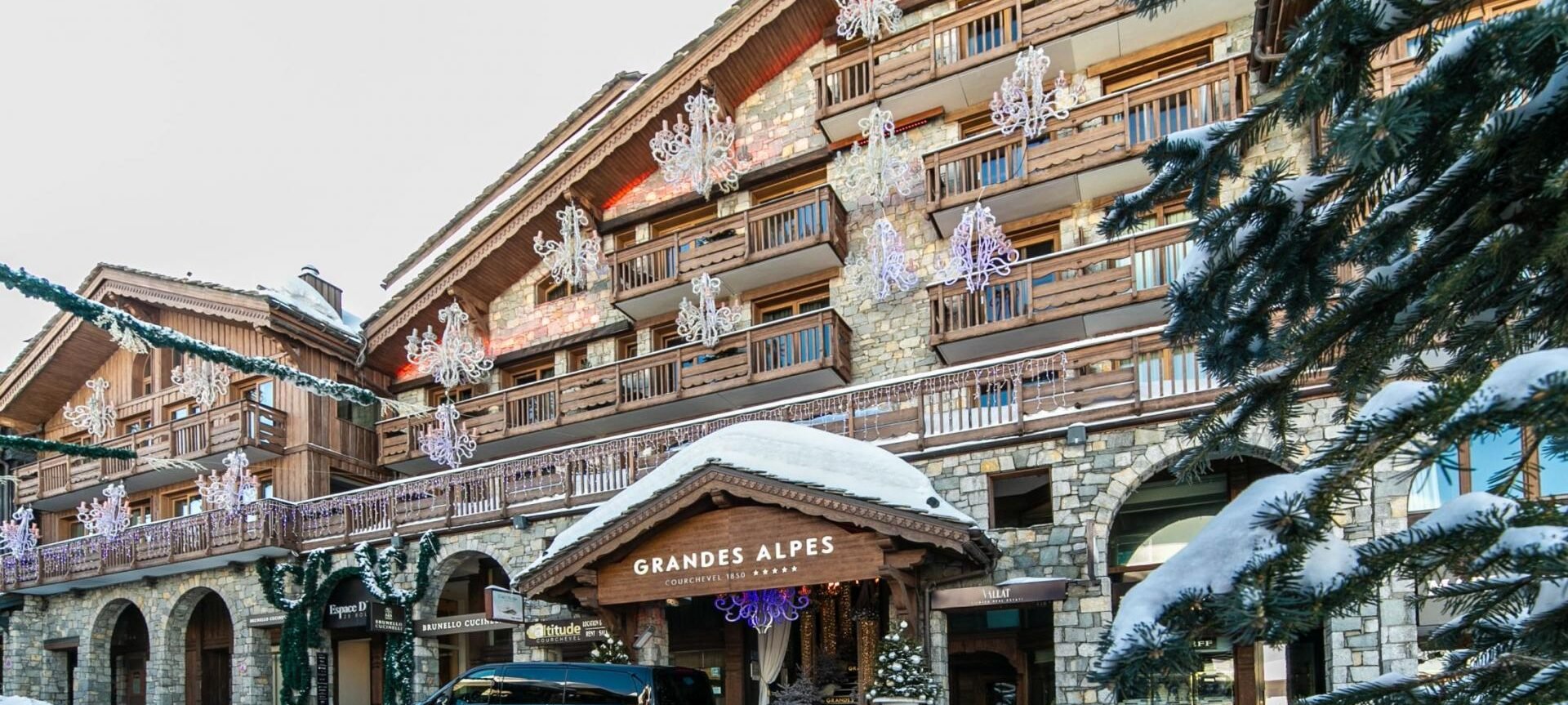 Incêndio em hotel de luxo em Courchevel mobiliza 131 bombeiros - Imagem do artigo