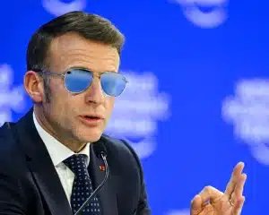 Ações da iVision Tech disparam após Macron usar óculos aviador - Imagem do artigo