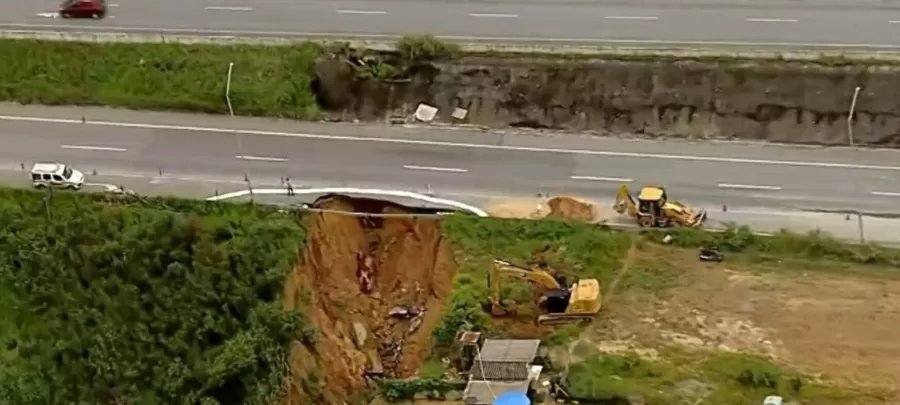 Cratera na MG-010 causa interdição rumo ao Aeroporto de Confins - Imagem do artigo