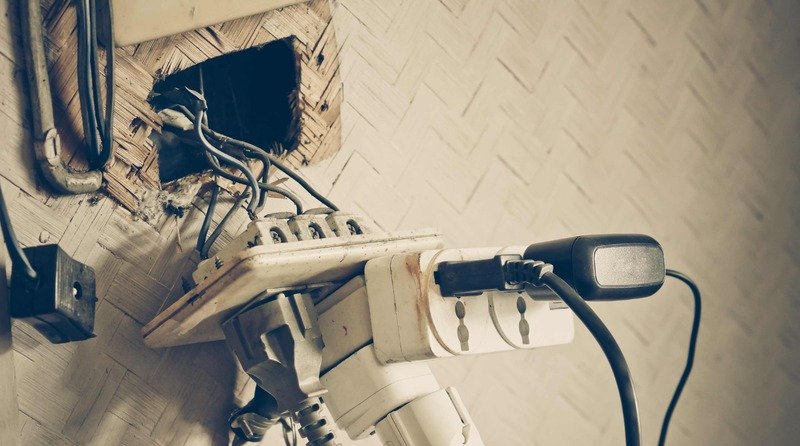 Riscos elétricos: Cemig lista 5 hábitos perigosos em casa - Imagem do artigo original