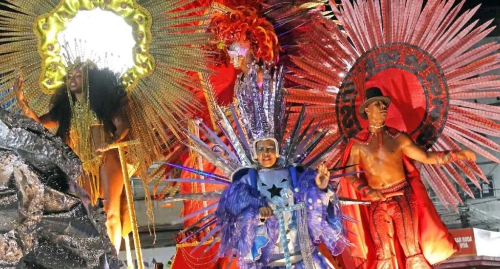 Real Grandeza encerra carnaval 2026 exaltando a lua - Imagem do artigo