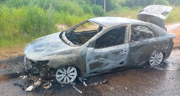 Carro pega fogo na BR-040 e mobiliza bombeiros em MG - Imagem do artigo