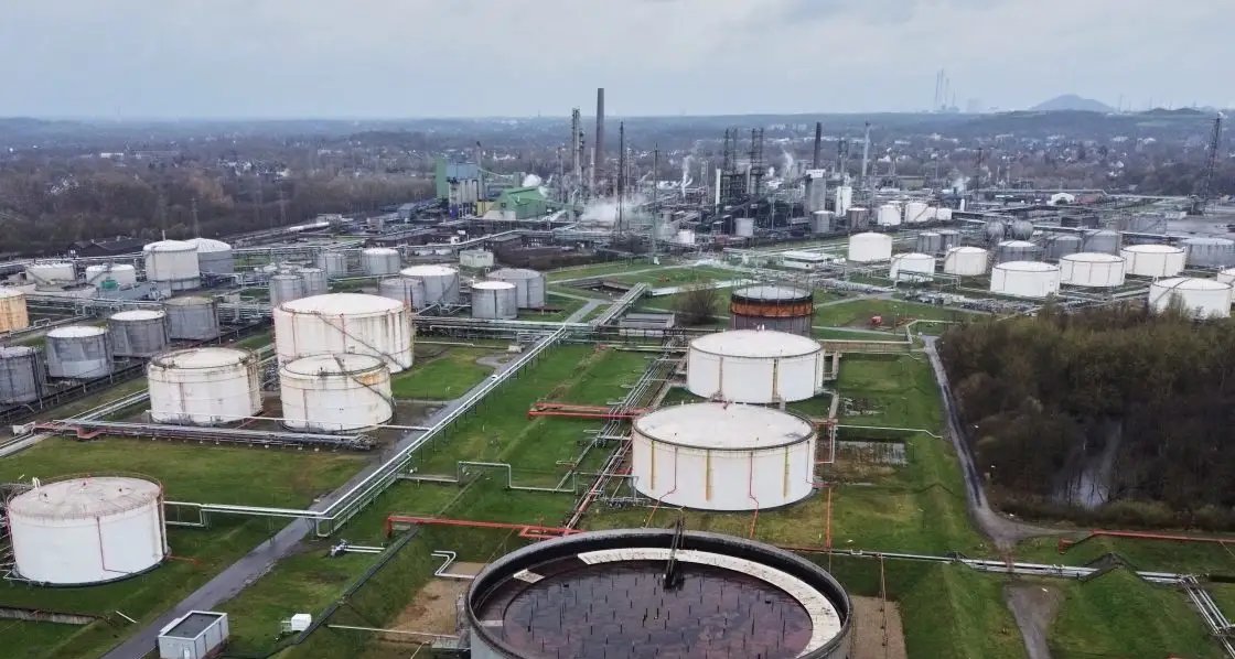 400 milhões de barris de petróleo: Canadá lidera liberação - Imagem do artigo