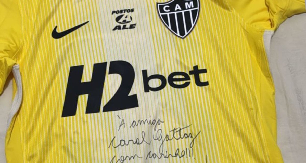Everson presenteia Carol Gattaz com camisa do Atlético - Imagem do artigo