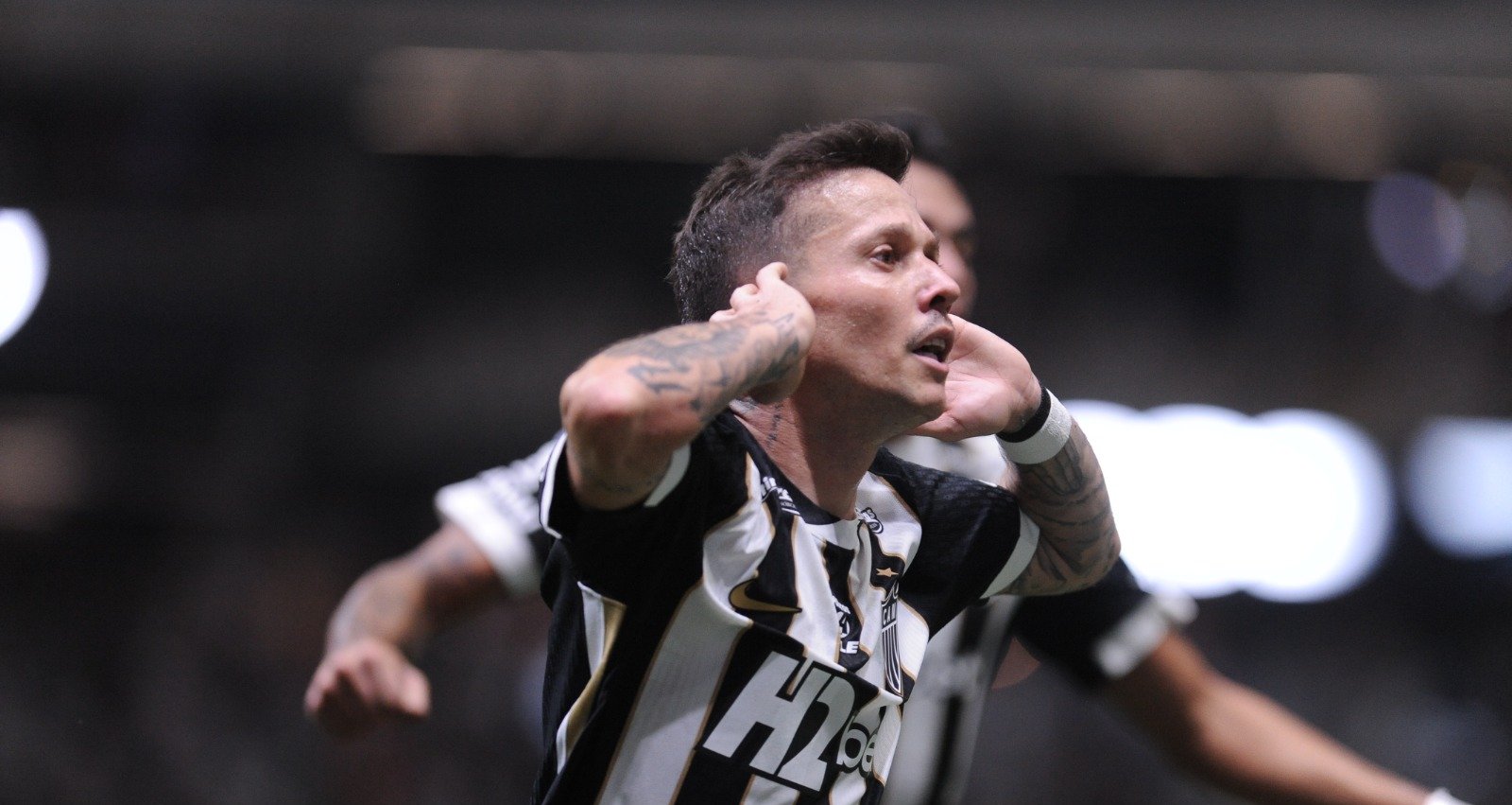Bernard pede desculpas à torcida do Atlético por gestos - Imagem do artigo
