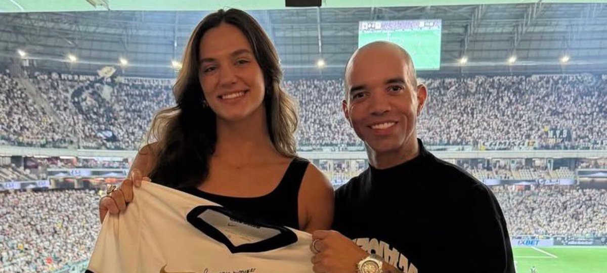 Diego Tardelli recebe camisa autografada de Júlia Kudiess - Imagem do artigo