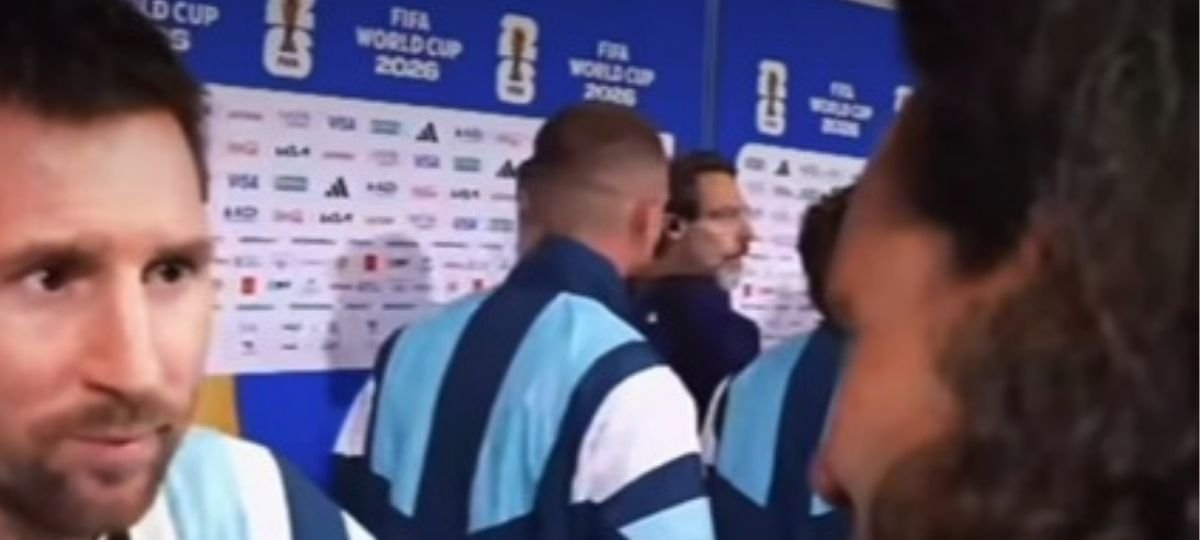 Sorín presenteia Messi com boneco do Chapolin na Copa - Imagem do artigo
