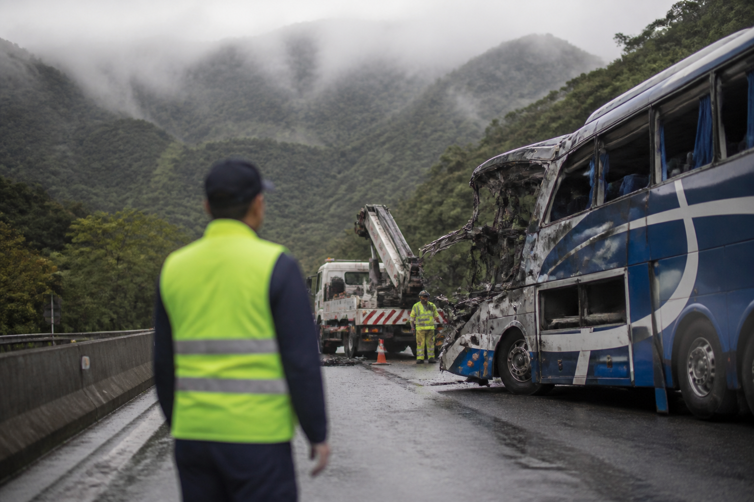 Imagem ilustrativa: Acidente com ônibus em petrópolis deixa oito mortos e levanta debate sobre segurança nas rodovias