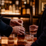 Imagem ilustrativa: Amigos reúnem-se após 30 anos para abrir garrafa de uísque em bar tradicional de Belo Horizonte