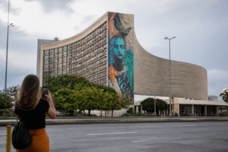 Imagem ilustrativa: Arte urbana transforma o edifício jk de niemeyer em belo horizonte