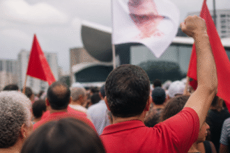 Imagem ilustrativa: Ato de lula em belo horizonte reúne petistas em manifestação durante evento público