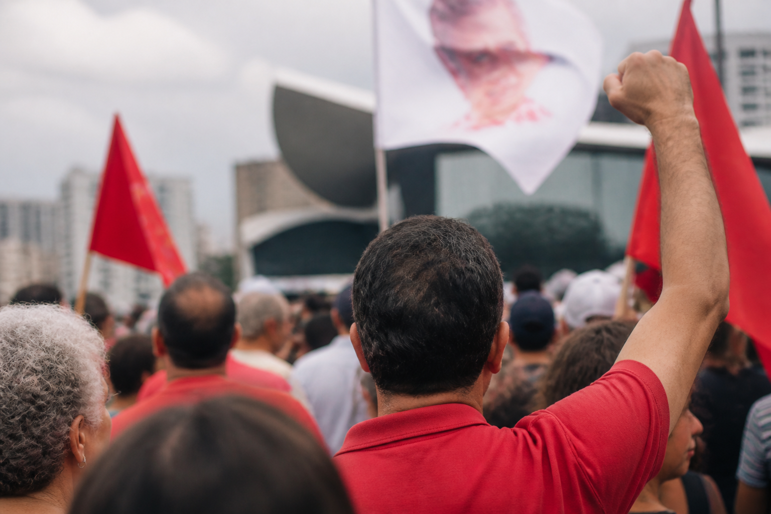Imagem ilustrativa: Ato de lula em belo horizonte reúne petistas em manifestação durante evento público